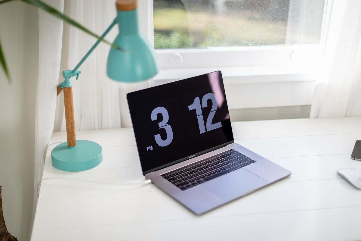 When is the Best Time to Send Emails? A Guide for Retailers