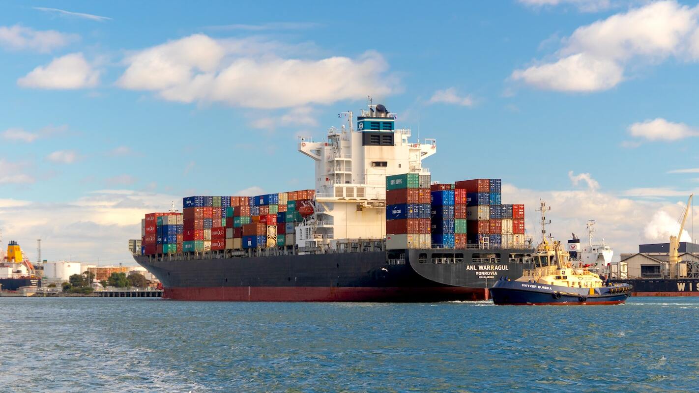 What is Commercial Shipping & How to Choose the Best Carrier?