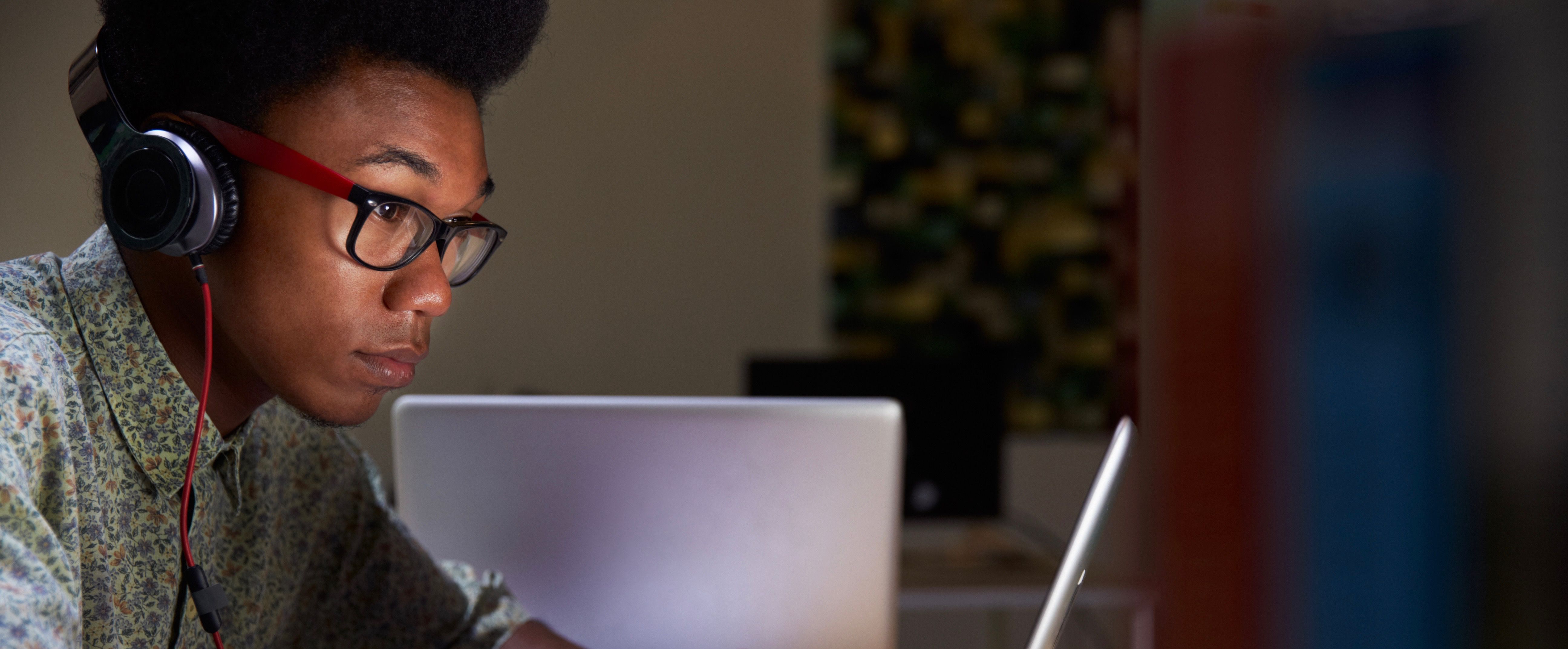 7 Design Podcasts That'll Get the Creative Juices Flowing