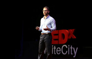 How Jonathan teaches speed reading and memory skills through online courses