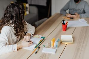 In-House Vs. Agency: What Should Social Media Managers Choose?