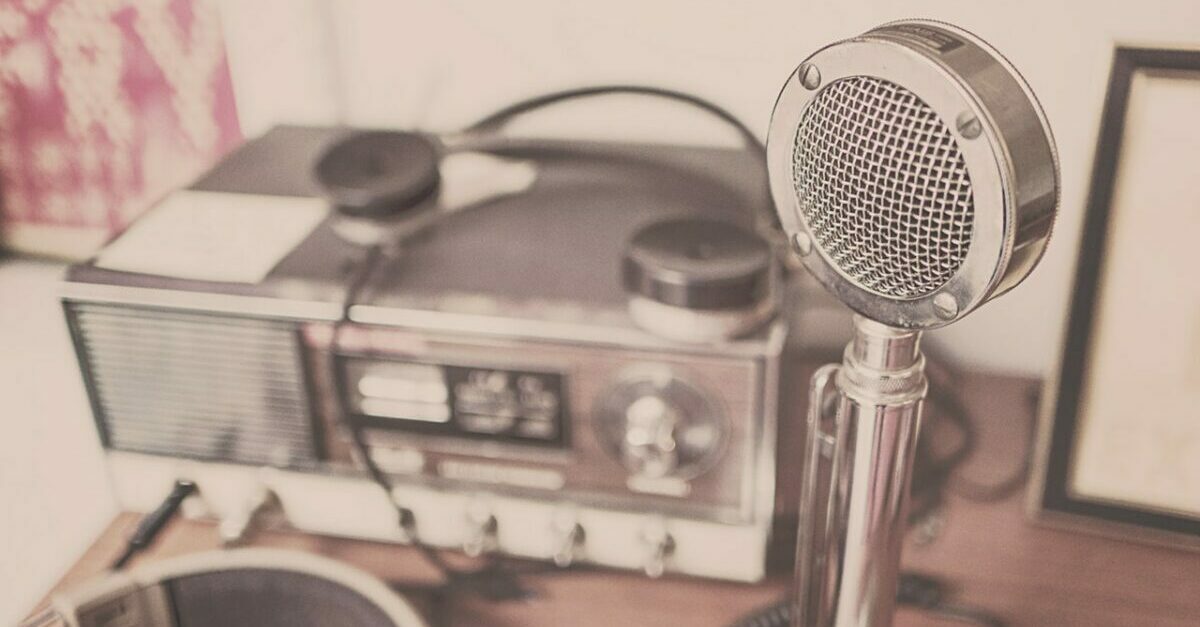 Which Should Your Small Business Prioritize? Blogging or Podcasting?