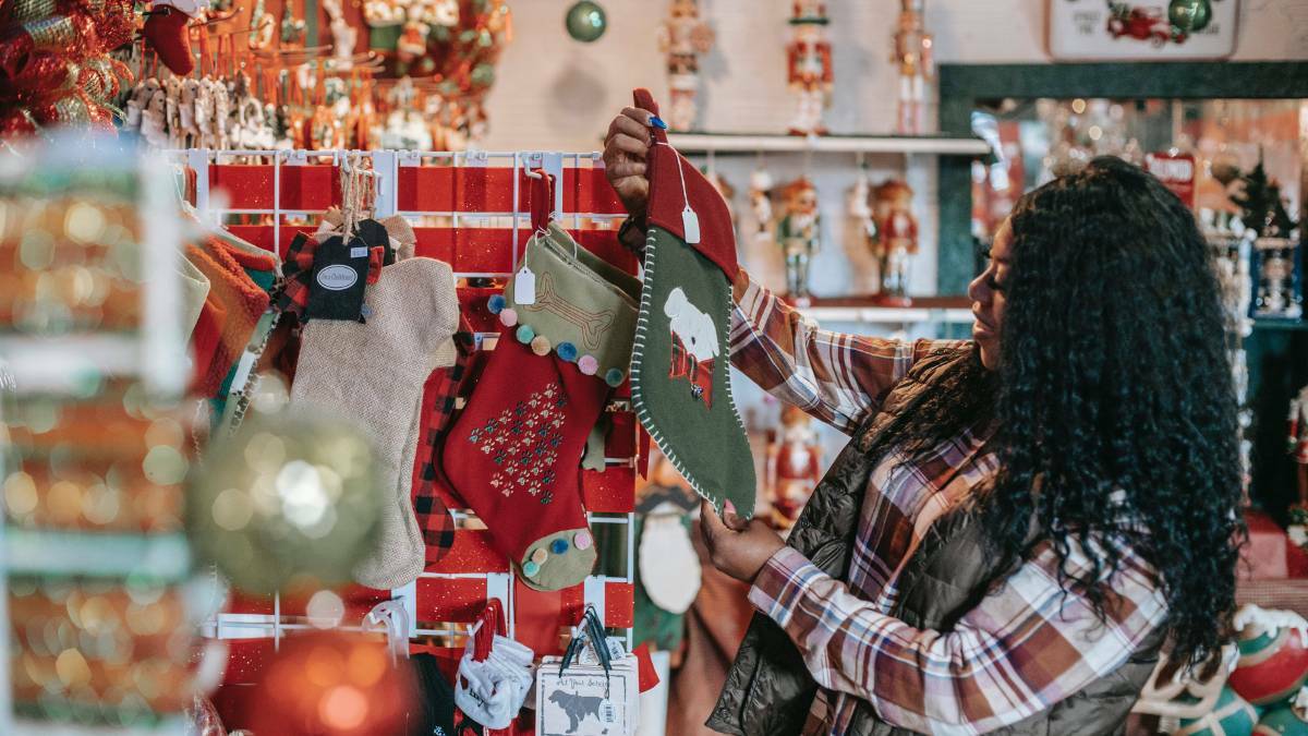 10 Holiday Promotion Ideas for Small Businesses (w/ Examples]