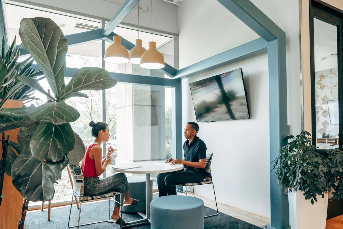 Stuck in the Middle? How HR Can Navigate the Push-Pull Between Company & Employee Interests