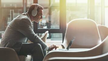 In Dispersed Organizations, Remote Sales Training Should 'Go with the Flow'