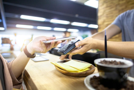 Why ecommerce and brick-and-mortar are good together