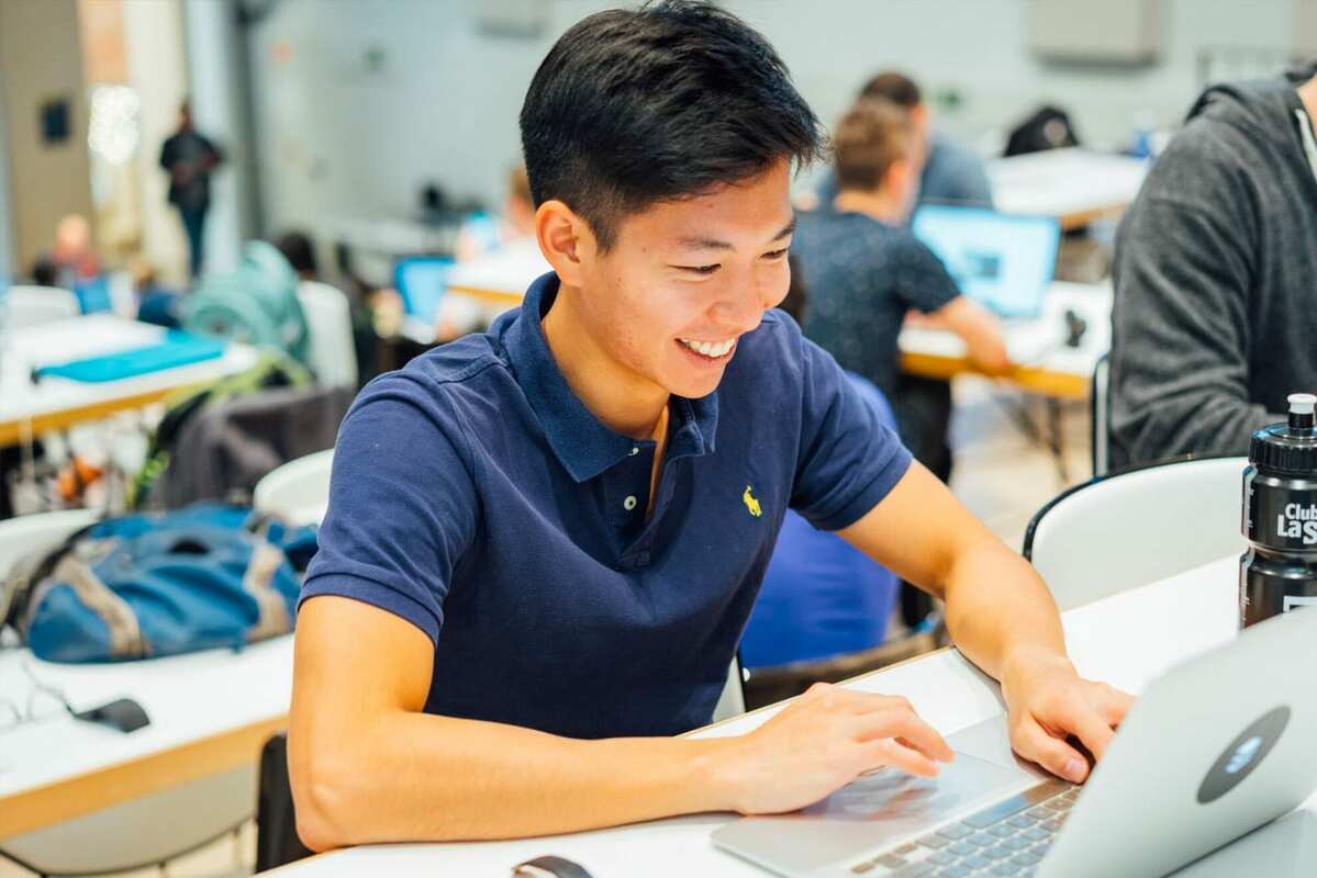 The Ideal Facebook Cover Photo: See the Best Sizes & Styles