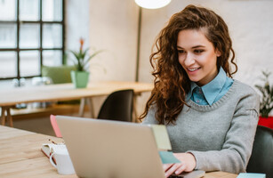 Building Trust: The Role of Customer-Centric Selling in B2B SaaS