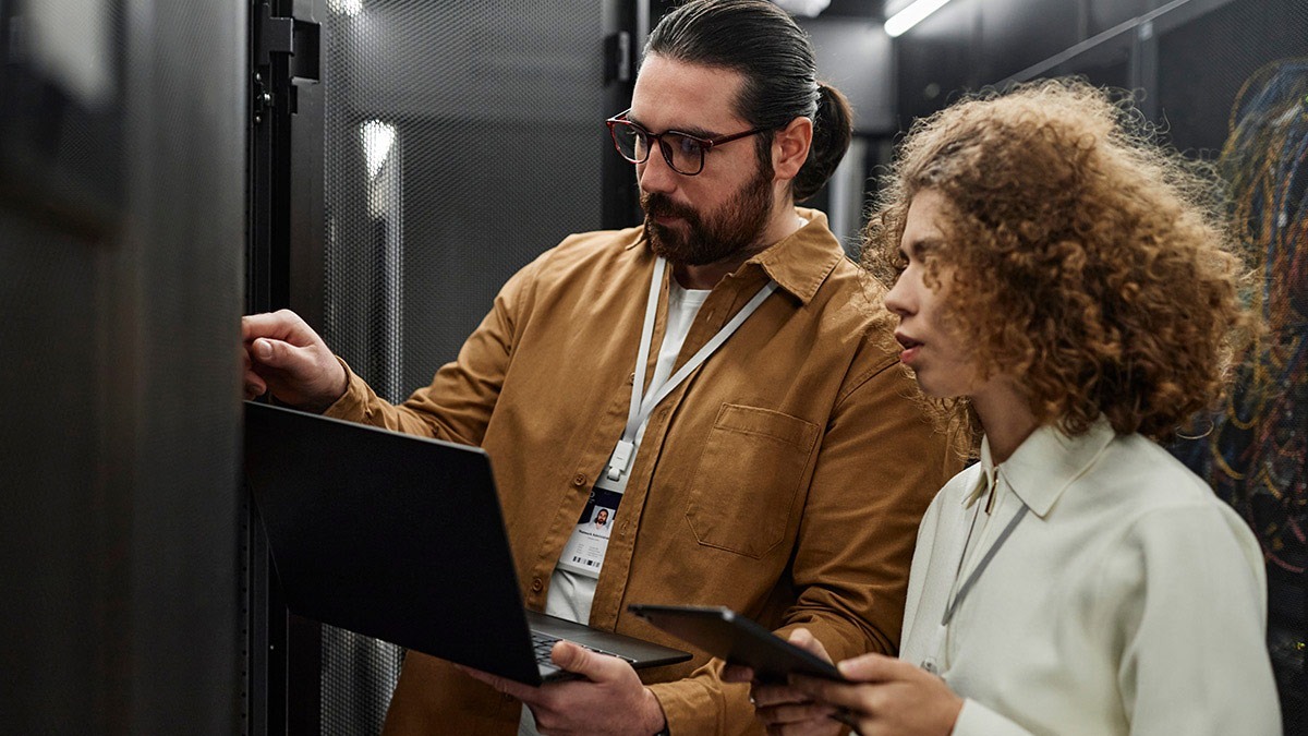 CRM hosting: definition, guide and how to choose a provider