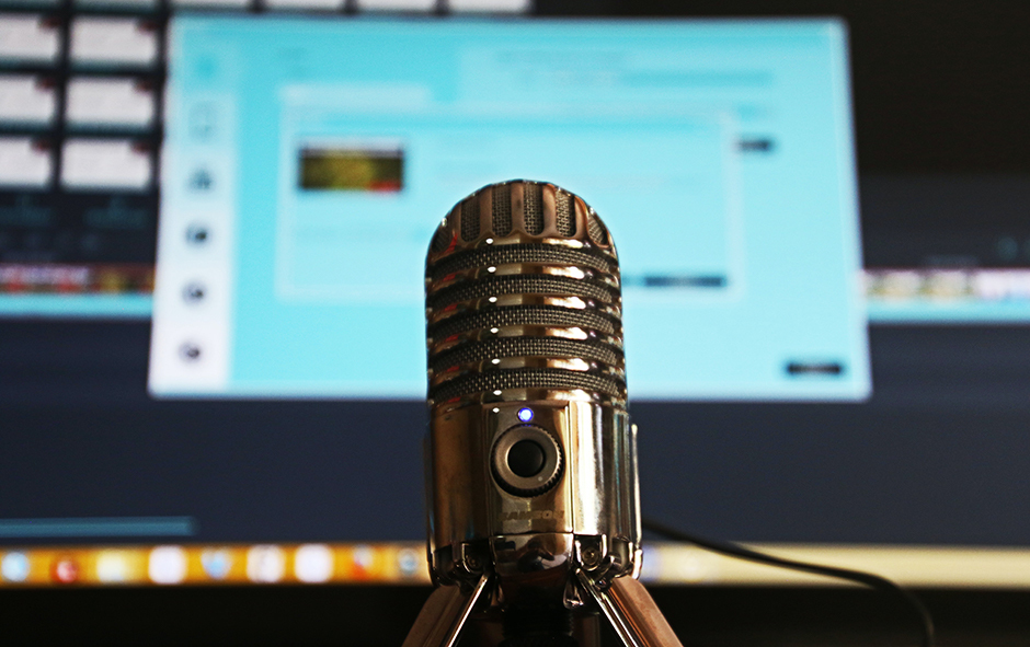 The 15 Best Sales Podcasts for Any Sales Pro to Grow (and Thrive!)