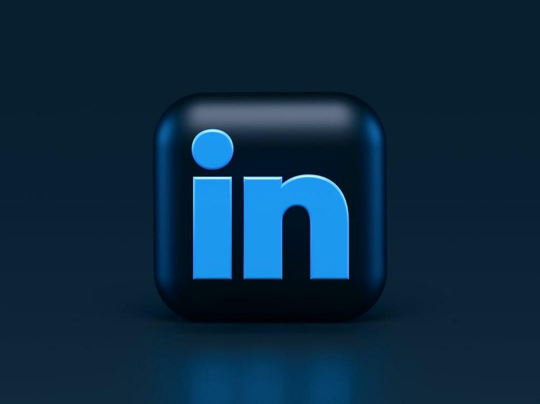 What to Post on LinkedIn? Examples and Best Practices