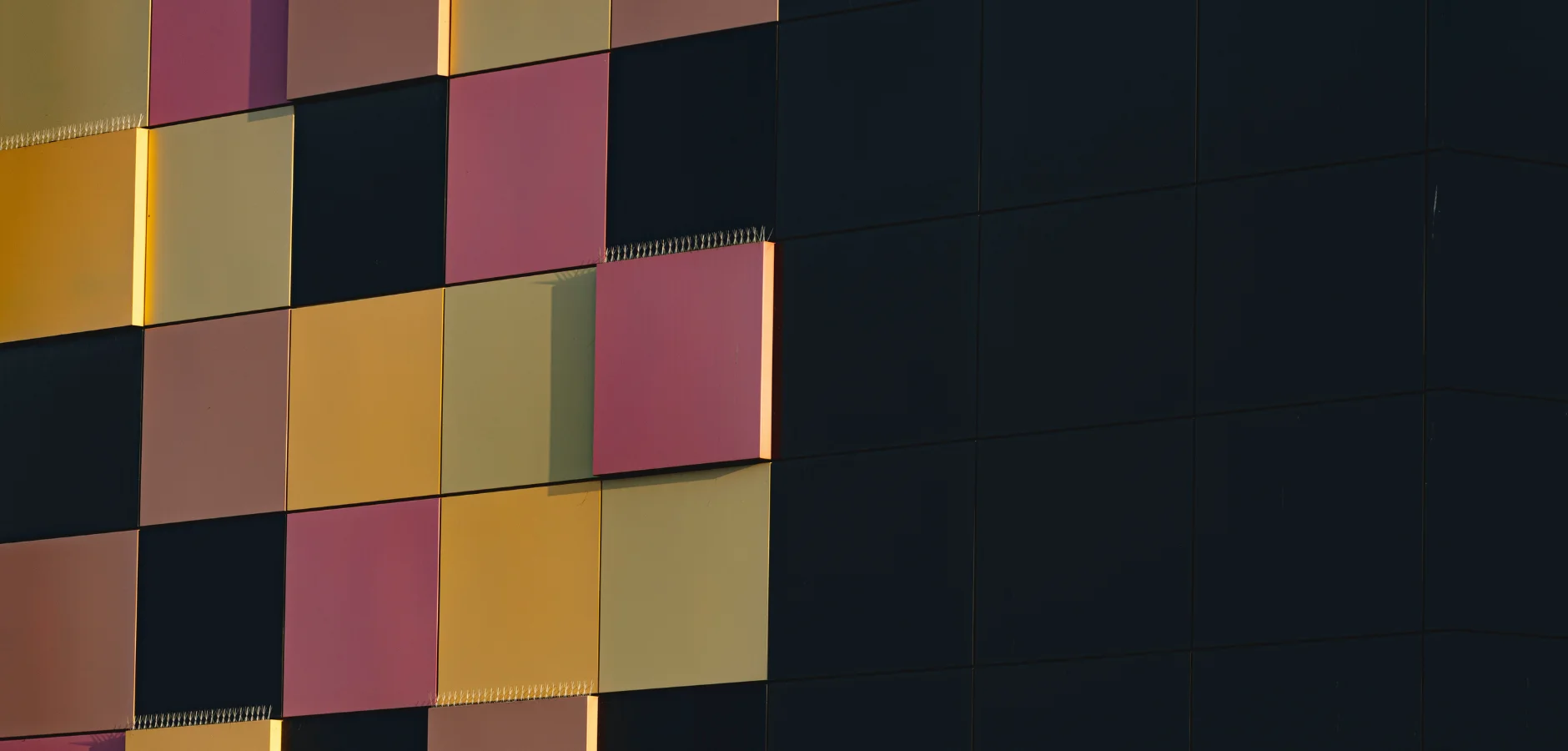 Build vs buy customer referral software: A cost-benefit analysis 