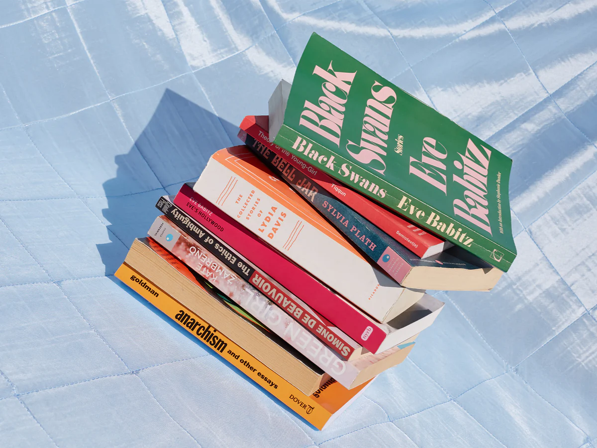 The Summer Reads Girlboss Members Love So Much, They Can't Stop Lending Them To Their Friends