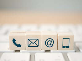 Differences Between an SMS Contact Center and a Call Center