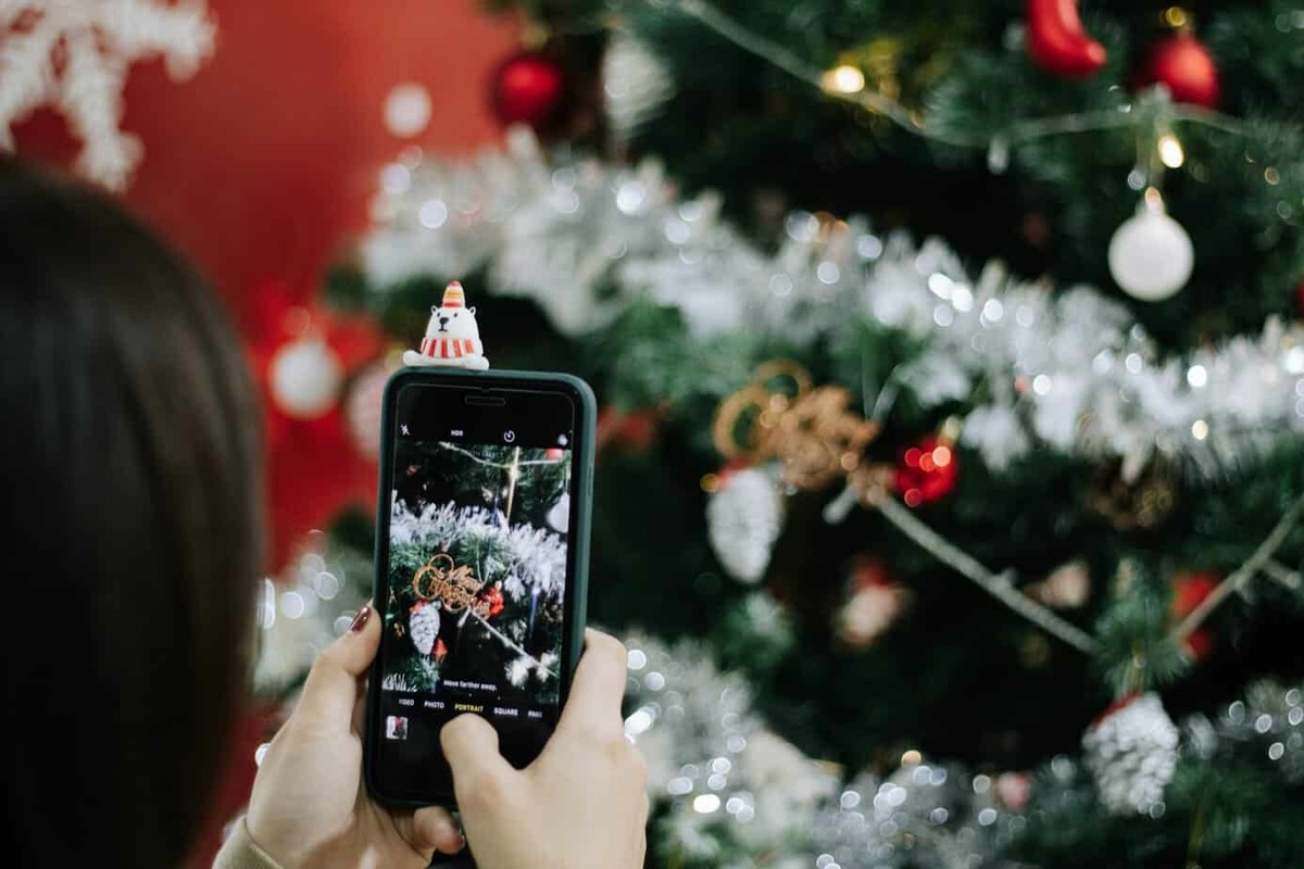 Holiday Influencers: Your Key to Festive Marketing Magic 