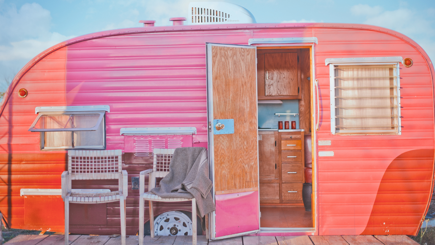 Travel Advertising: Airbnb & VRBO are outspending top hotel chains as holidays approach