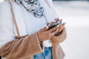 Texting vs. Messaging: Differences, Pros and Cons of Each Communication Method