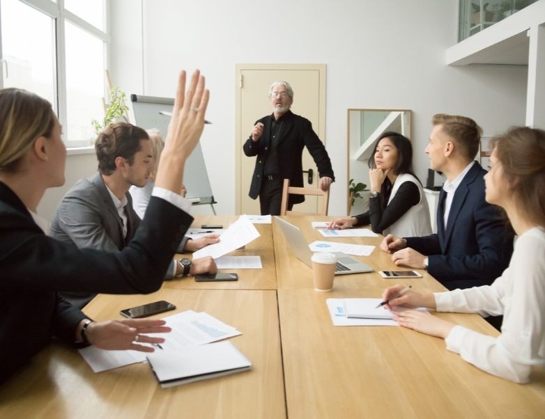 How to Be a Good Sales Manager: 3 Lessons from Dale Carnegie