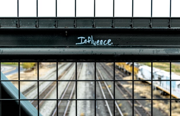 How to Choose Between an Influencer Marketing Agency or Platform