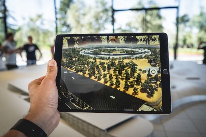 How Augmented Reality is Revolutionizing B2B Sales