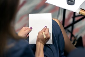 How to Write a White Paper? 9 Tips & Examples