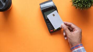 Hollister uses Share2Pay to help young shoppers share their carts with guardians | BANKNOTES