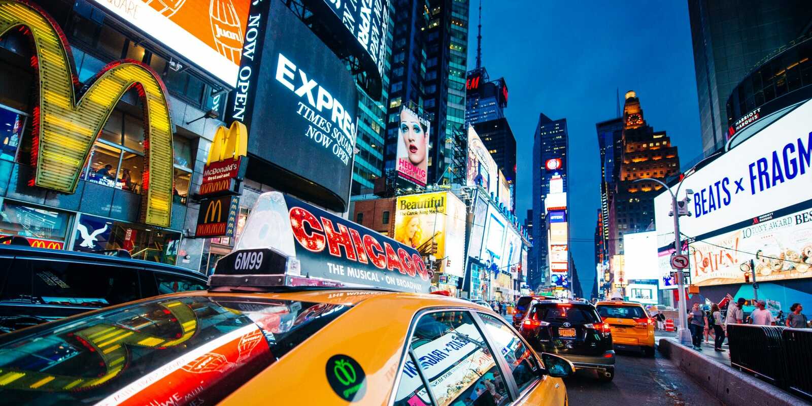 The Anatomy of Successful Brands: Integrating Product, Marketing, and Experience [+3 Examples]