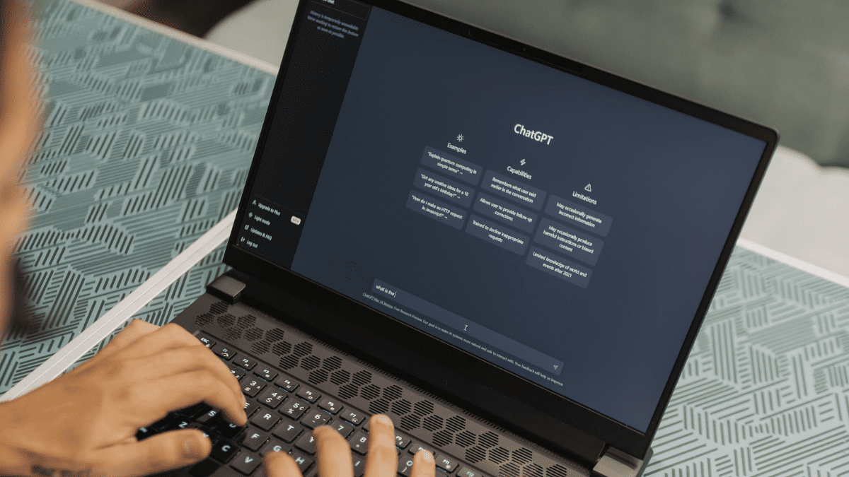 Automated Social Media Monitoring ChatGPT App With Keyword Extraction, Sentiment Analysis API