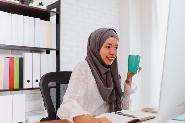 4 Easy Steps to Get a Custom Email Domain [+ Key Features to Look For]