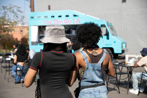 How Food Truck Vendors Can Draw a Crowd to Your Attraction