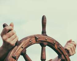 Selling during a recession: 4 tips to lead your team