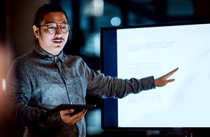 Building your pre-seed pitch deck? Here's what goes inside