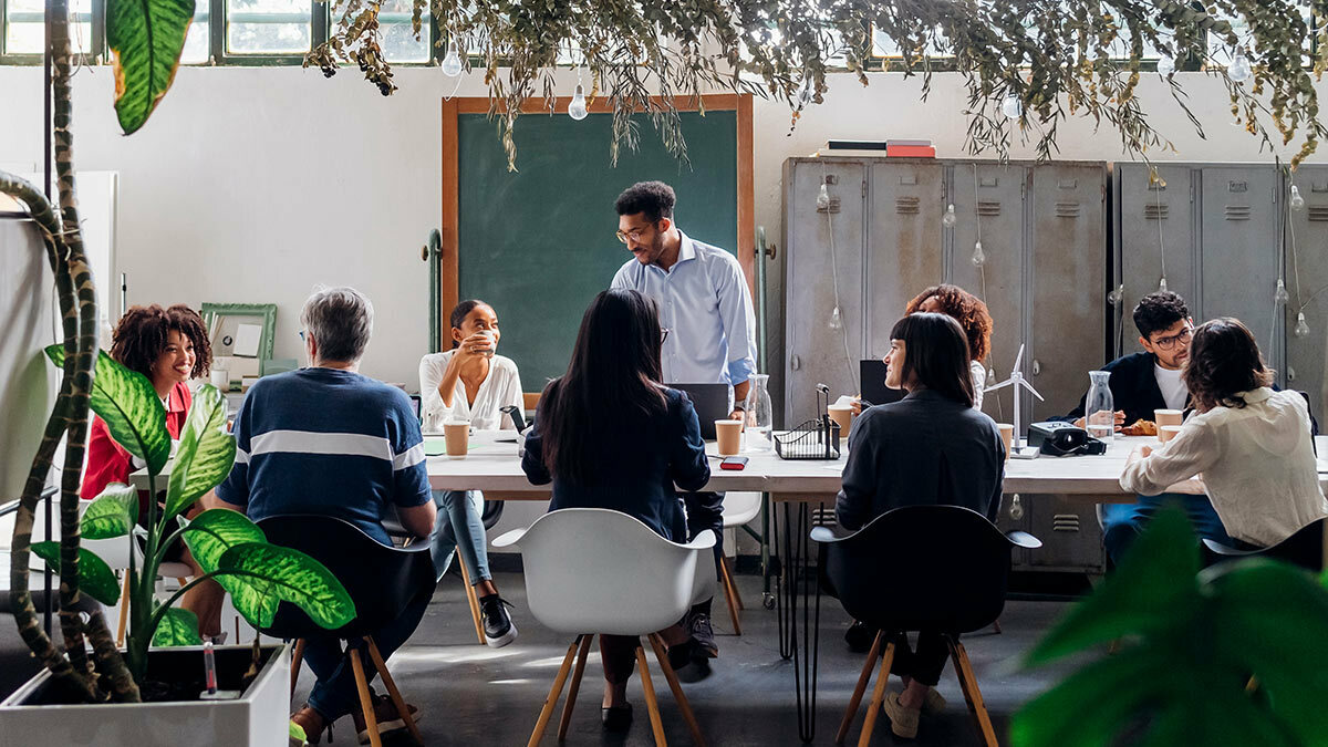 How to manage a sales team effectively: A complete guide