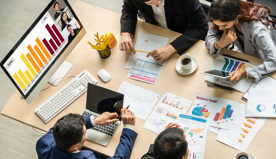 Top Tips on How To Manage a Hybrid Team (Infographic)