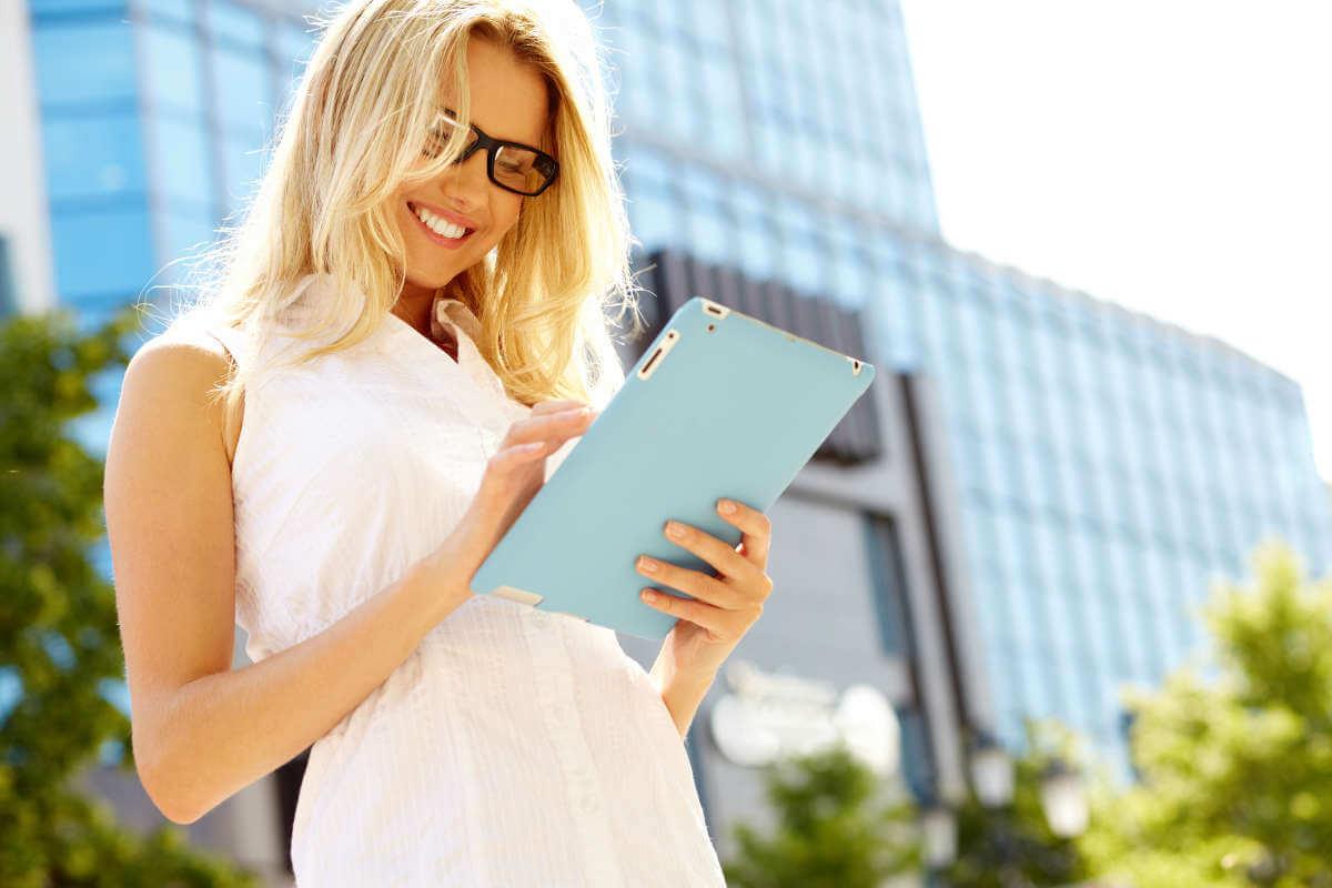 Why Financial Advisors Should Use Email and Social Media for Client Retention