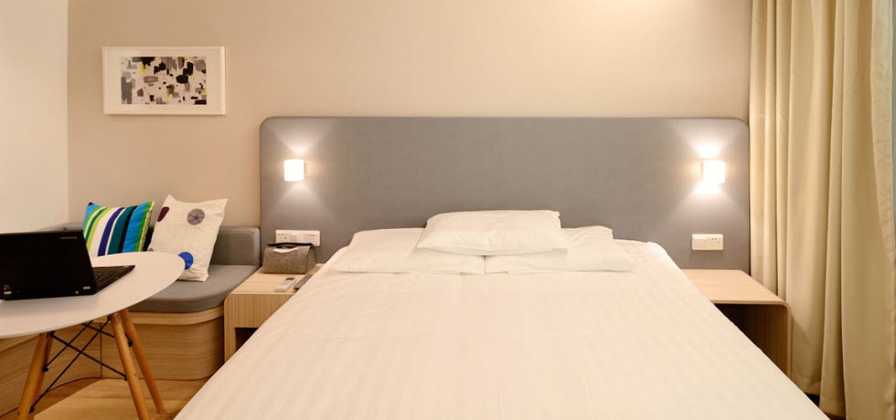 Automated hotel text messaging: How to improve hospitality business with SMS marketing