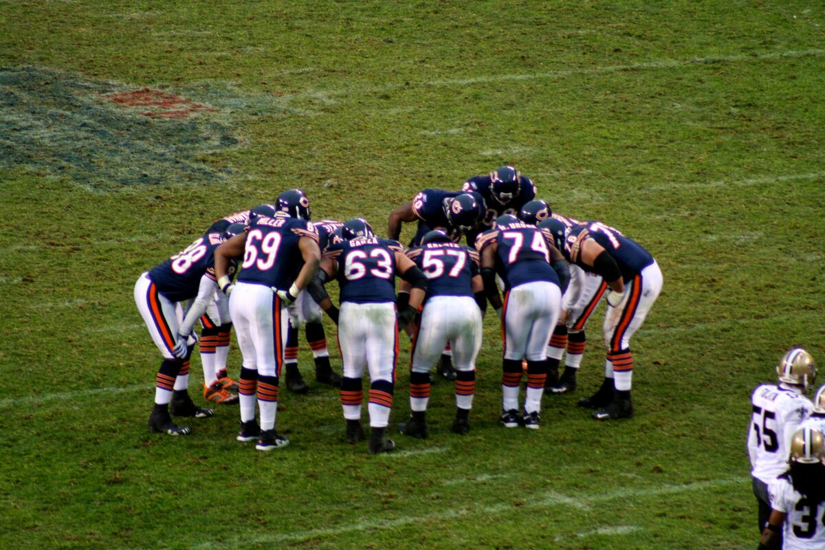 Huddle Up: Building Consensus for Better IT Sales