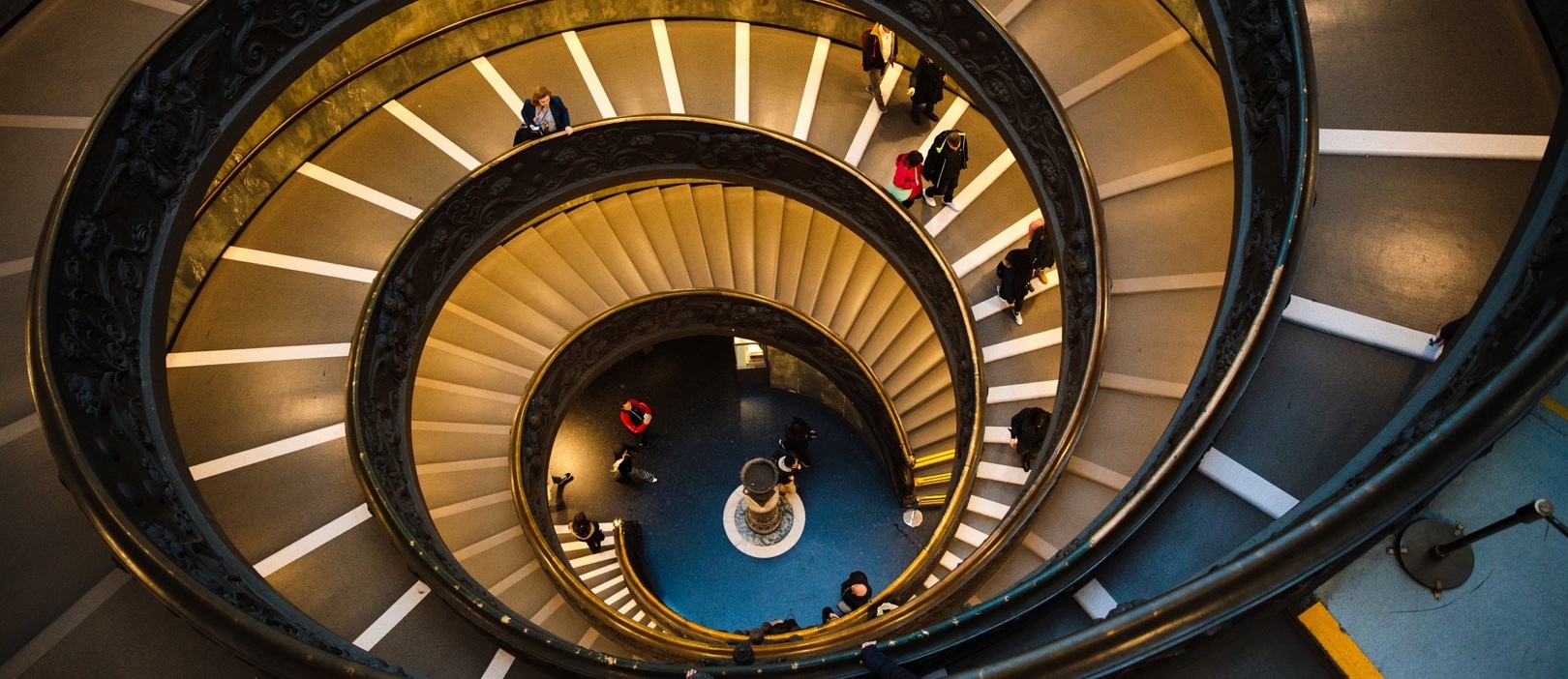 6 Ways to Use Customer Gifting Through the Sales Funnel