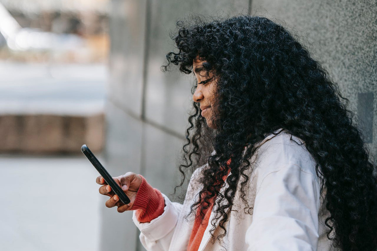 8 ways to improve feature adoption in mid-market companies (with strategies and metrics for success)