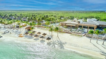 Summer in a Tropical Luxury Paradise