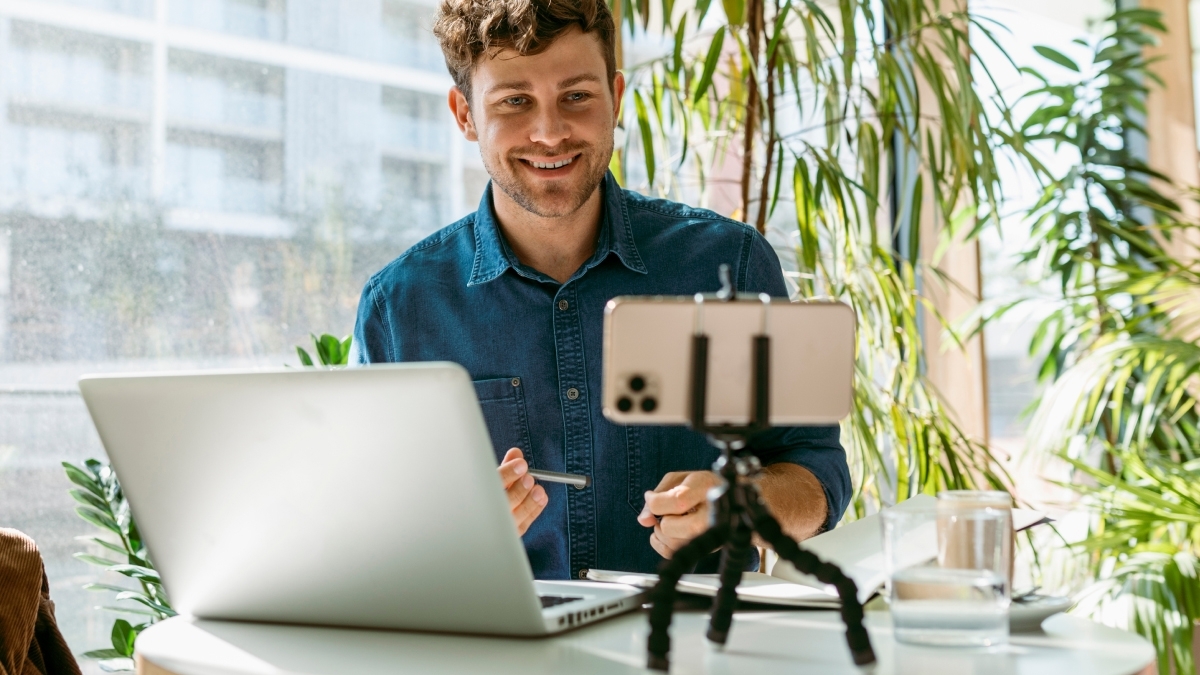 9 revenue-boosting sales hacks from the experts  https://www.pipedrive.com/en/blog/sales-hacks