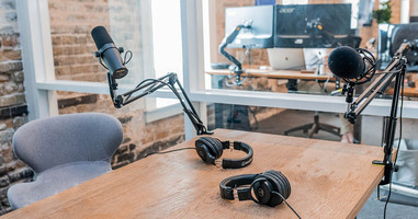 8 Podcast Promotion Tips to Reach Maximum Listeners