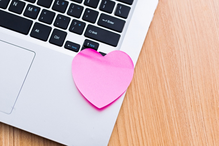 4 Ways to Deal with an Office Crush