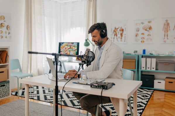 How to Host a Podcast on WordPress [+ Tips from WCEU 2022 Speaker Richard Midson]