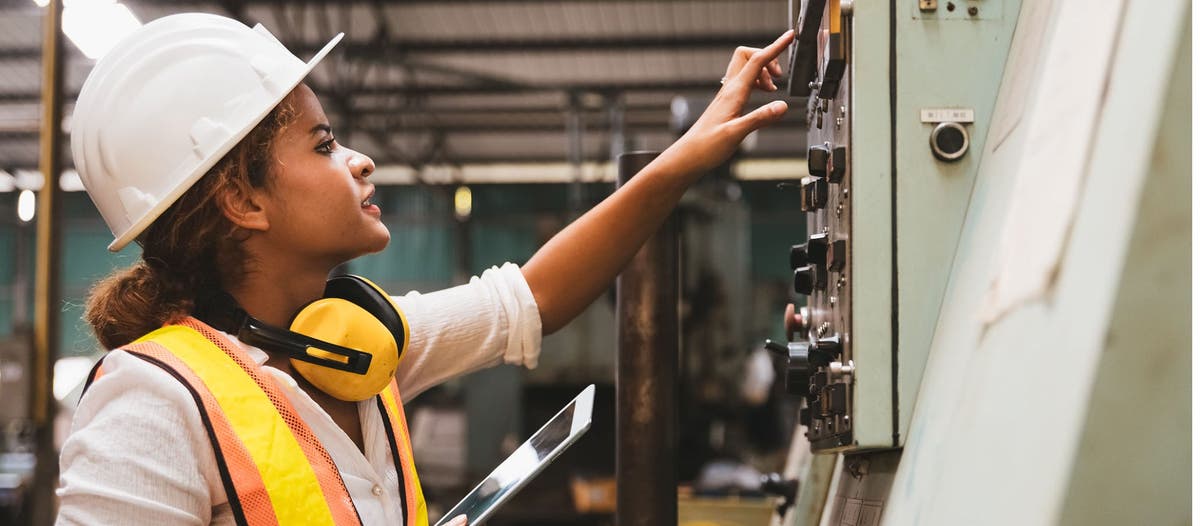 How Manufacturers & Distributors Can Implement the New Era of Self-Service in B2B Commerce