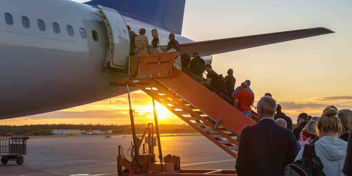 Adobe Analytics: Consumers spent $1 billion less on domestic flights in April and prices continue to rise | Adobe Blog