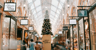 How AI Shopping Assistants Are Changing Holiday Buying in 2025