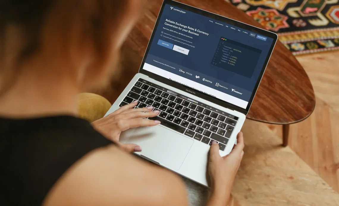 Currency Exchange: currencylayer.com Vs. OpenExchangeRates