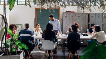 How to manage a sales team effectively: A complete guide