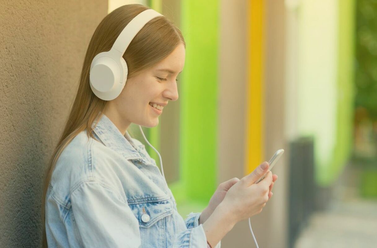 How can social media listening increase customer advocacy ?